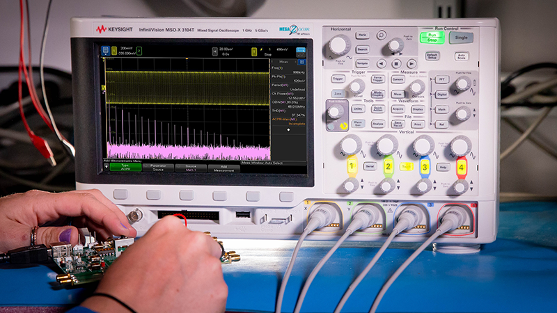 3000t-scope-hand-shot